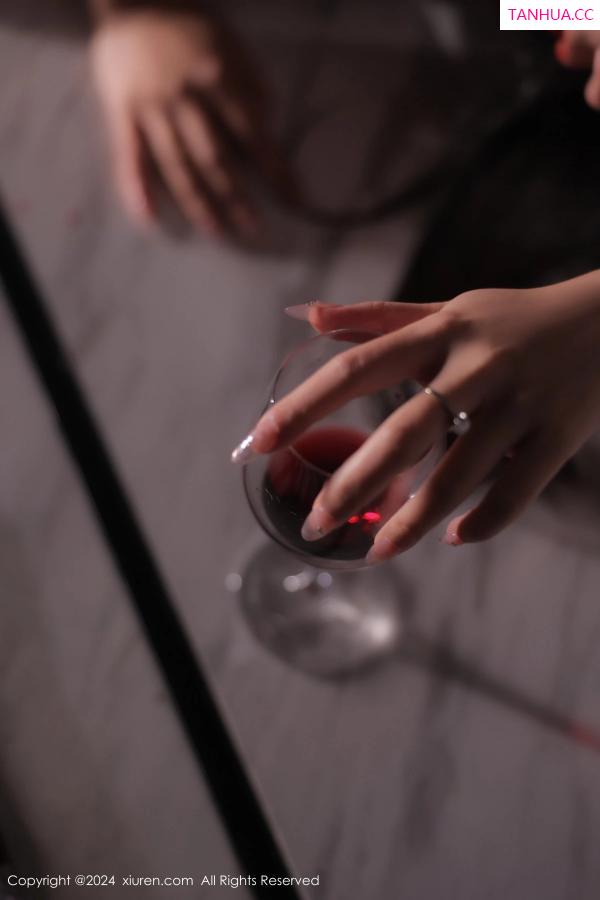   [XiuRen]高清写真图 2024.04.08 No.8355 李若汐 美胸性感第42张图片
